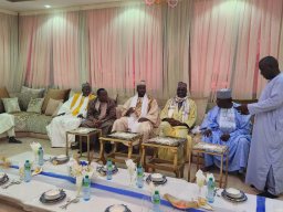 VISITE CHEZ LE KHALIFE DES MOURIDES CONDUISANT UNE DELEGATION AU NOM DU KHALIFE DE MEDINA BAYE CHEIKH MAHI IBRAHIMA NIASS